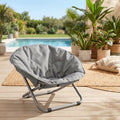 Chaise-pour-chien-chiot déhoussable et lavable, imperméable, structure design en acier robuste arrondie comme un cocon entourant avec deux hauteurs adaptables, pliable avec sa housse en nylon résistant aux griffes pour chiot et chien de 0 à 7 kilos-gros plan sur la chaise de couleur gris pour petit chien avec pliage en croix sur la terrasse de la piscine de la maison de vacances
