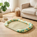 Chien-tapis-rafraichissant-coussin-apaisant avec rebord surélevé en U pour un effet entourant 100% coton haute densité, respirant , lavable et antidérapant, un effet rafraichissant immédiat sans eau ni électricité, sans danger pour les chiens de petites à moyenne tailles-gros plan sur le tapis rafraichissant pour chiot et chien, disponible en 3 tailles S, M et L ppur chien jusqu'à 15 kilos avec son traversin rembourré et son design estival d'agrume sur le sol du salon de l'appartement en été