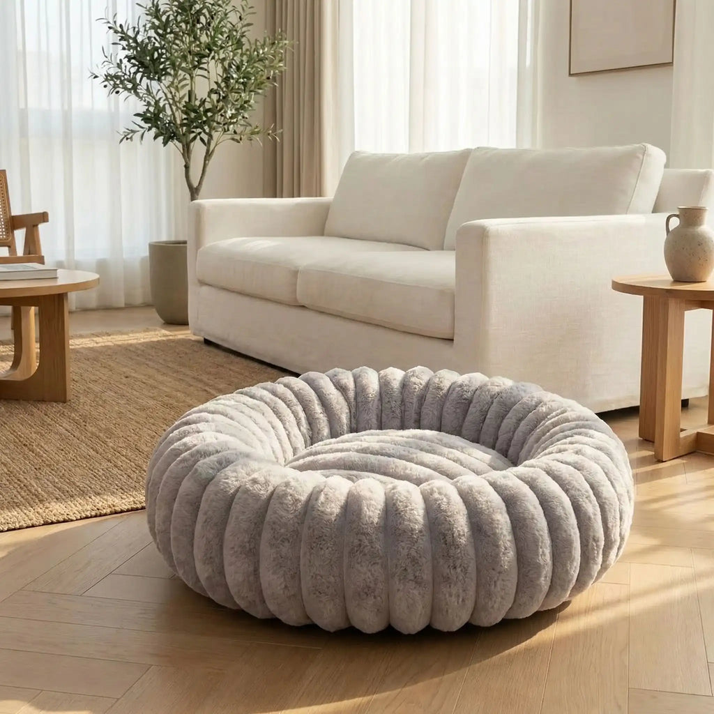 Coussin-anti-stress-chien-chiot-cocon-antiderapant, rembourrage 100% coton haute densité, housse en velours doux et hypoallergénique,lavable en machine, lit rond en forme de donut avec rembord surélevé entourant à 360° en peluche douce et disponible en 4 tailles du XS au XL pour chien de petite à grande taille-gros plan sur le coussin rond design épais et rembourré de couleur gris