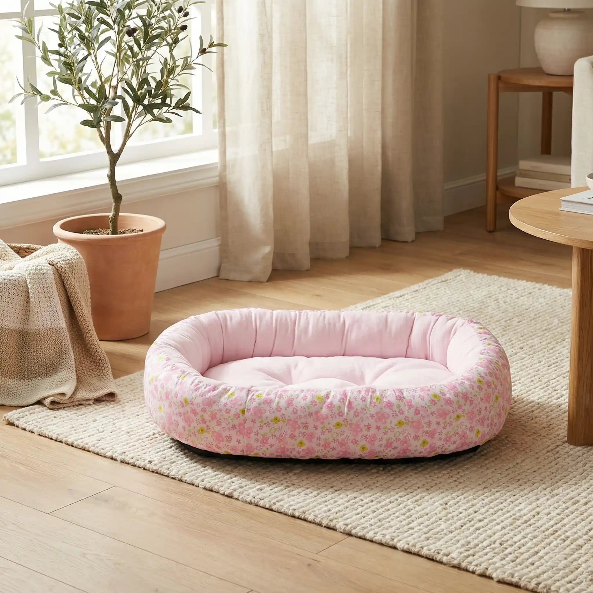 Coussin-anti-stress-chien-motif-floral-apaisant de forme ovale avec rebord surélevé à 360° pour un effet anti anxiété- ergonomique rembourrage et tissu 100% coton haute densité écologique et hypoallergénique-design pastel avec fleur délicates-lavable en machine et antidérapant pour chien de petite taille de 0 à 12 kilos-design délicat et frais de petites fleurs de couleur rose pastel-disponible en taille S et M 