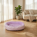 Coussin-anti-stress-chien-motif-floral-apaisant de forme ovale avec rebord surélevé à 360° pour un effet anti anxiété- ergonomique rembourrage et tissu 100% coton haute densité écologique et hypoallergénique-design pastel avec fleur délicates-lavable en machine et antidérapant pour chien de petite taille de 0 à 12 kilos-de couleur violet, durable et résistant aux griffes en deux taille S et M