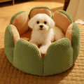 Coussin-anti-stress-petit-chien-chiot-en forme de fleur avec rebord surélevé en forme de pétale-un petit chien assis confortablement dans son petit lit rond en peluche ultra-douce et coussin rembourré 100% coton haute densité lavable en machine dans le salon de la maison