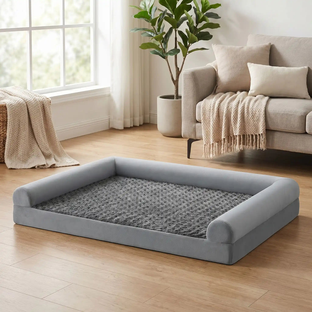 Grand-lit-chien-orthopédique-xxl avec traversin intégré,antidérapant-imperméable-déhoussable-lavable en machine-résistant aux griffes et morsures  pour grand chien et chiot jusqu'à 68 kg max-en velours côtelé et 100% Coton PP et deux traversins cylindriques rembourré en forme de L de couleur gris pour un effet apaisant et sécurisant-gros plan sur le grand lit orthopédique avec rebord surélevé en U comme un canapé pour chiot et chien de grande et tailles géantes jusqu'à 68 kilos de 135 cm de long