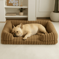 Lit-canapé-orthopédique-pour-chien-antidérapant-matelas à mémoire de forme-rebord surélevé en coton haute densité-déhoussable et lavable en machine-antidérapant-pour petit, moyen et grand chien-un chien moyen qui dort couché dans son lit en velours marron moelleux et ergonomique avec traversin et accoudoir intégré dans le salon de la maison