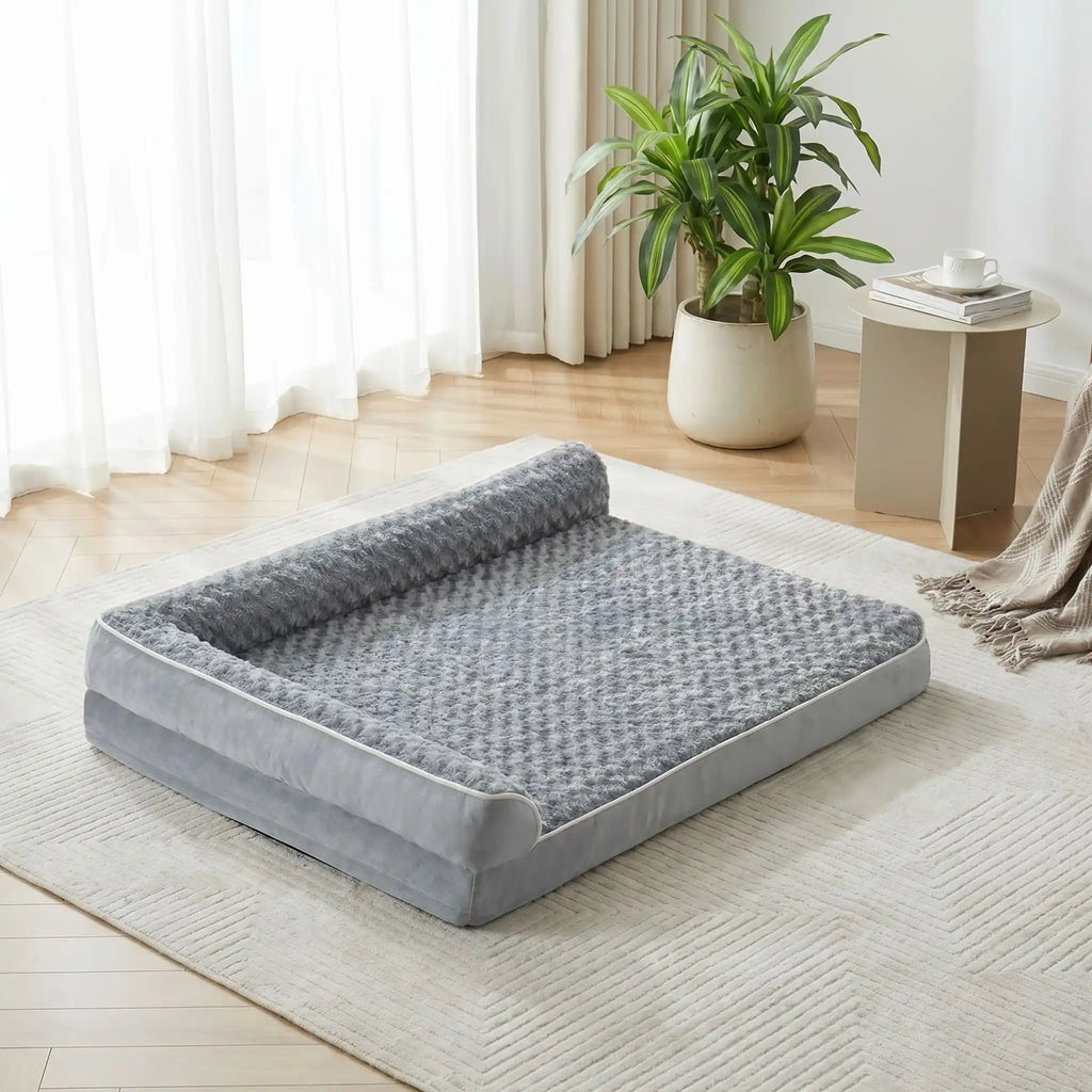 Lit-pour-chien-orthopédique-xxl avec traversin intégré,antidérapant-imperméable-déhoussable-lavable en machine-résistant aux griffes et morsures  pour grand chien et chiot jusqu'à 50 kg max-en velours côtelé et 100% Coton PP et deux traversins cylindriques rembourré en forme de L de couleur gris pour un effet apaisant et sécurisant-gros plan sur le lit avec son matelas à mémoire de forme épais et haute résilience qui protège les articulations du chien