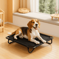 Lit-de-camp-chien-hamac-surélevé avec pied pliable-résistant au griffes-respirant-aérer pour toute saison en maille oxford 100% imperméable qui ne retient pas les poils et les saletés-hygiénique-entretien facile-lavable-pieds antidérapants et anti-rayures-polyvalent pour une utilisation intérieur et extérieur-idéal pour les voyages-solide et durable avec pieds en acier inoxydable-un chien moyen heureux couché sur son lit en maille sur pieds de couleur noir dans le salon de l'appartement