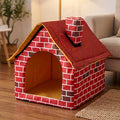 Maison-interieure-pour-chien-chiot-race-naine ou toy, lavable, antidérapant, design maison de brique rouge avec toit et cheminée-rigide installation rapide et démontable en quelques minutes pour chiot et chien de 0 à 3 kilos maximum-gros plan sur la  mini niche en forme de maison dans le salon de l'appartement