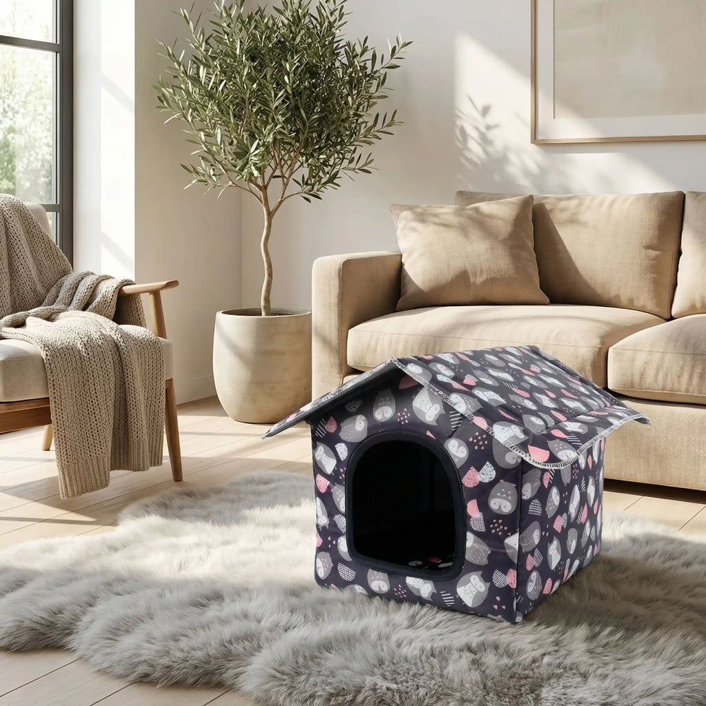 Maison-pour-chien-chiot-imperméable, pliable, démontable, légère, transportable, antidérapante, lavable en machine avec coussin interieur velours pour race de petite taille et de race miniature ou toy de 0 à 3 kg- gros plan sur la mini maison grise avec motif mignon de hibou blanc et rose sur le sol du salon de l'appartement idéal pour les races miniatures de chien sensibles au froid
