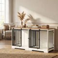 Meuble-cage-pour-chien-doublepetit et moyenne taille-cage 136 cm bois foncé et blanc, 4 portes avec 2 portes avant coulissantes avant en barreaux acier robuste et deux portes latérales en barreaux noir, avec séparateur amovible au milieu, rectangulaire et design moderne, imperméable et robuste avec serrures pour chiot et chien-gros plan sur  le meuble niche avec porte à barreaux avant et séparateur ouverts et portes latérales fermées par serrures et décoration dessus dans le salon de l'appartement