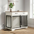Meuble-cage-pour-chien-petit et moyenne taille-cage-97 cm en bois marron foncé et blanc, 3 portes avec 1 porte avant coulissante avant en barreaux acier robuste et deux portes latérales en barreaux noir, avec deux tiroirs de rangement, rectangulaire et design moderne, imperméable et robuste avec serrures pour chiot et chien de 0 à 25 kg-gros plan sur le meuble cage avec ses 3 portes fermées avec sa prise intégrée branché pour la station de recharge intégré sur la console avec 2 prises type C et 2 prises USB