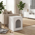 Meuble-niche-chien-chiot-intérieur en bois blanc de forme rectangulaire design moderne comme une cabine avec porte avant qui comporte une ouverture arrondie large pour une entrée et sortie facile, lavable et imperméable, robuste surpporte une charge de 60 kg pour chiot et chien de petite taille, race naine et toy de 0 à 4 kilos maximum-gros plan du meuble niche intérieur pour chien en bois blanc avec la porte fermée avec sa grande ouverture pour une entrée facile et un effet entourant à 360°