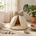 Niche-chien-interieur-coussin-apaisant-rembourrage et tissu 100% coton PP hypoallergénique et écoresponsable poiur petit chien et chiot de 0 à 8 kilos-coussin amovible et lavable en machine, antidérapant et fond imperméable-deux coloris disponible bleu et beige avec noeud décoratif sur le sommet-design tipi ou tente interieur