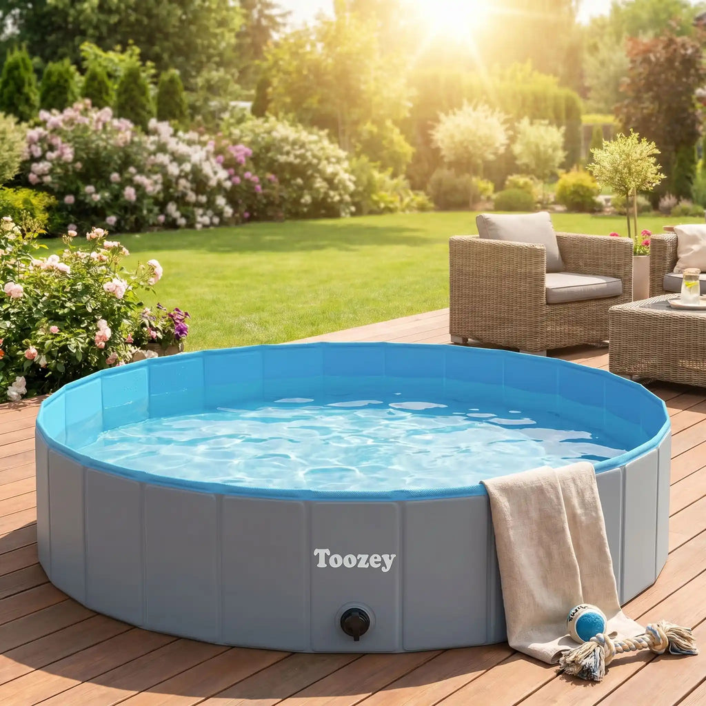 Piscine-pour-chien-xxl-chiot-rigide-bouchon-vidange rapide et facile,pliable et transportable en panneaux de fibres rigides et naturels avec PVC ultra-résistant avec couche intérieure renforcée de diamètre 160 cm pour chien de grande race, fond antidérapant et résistant aux griffes-gros plan sur la piscine grise et bleu rigide pour chien  remplie d'eau sur la terrasse du jardin de la maison en taille xxl pour chiot et chien de grande taille