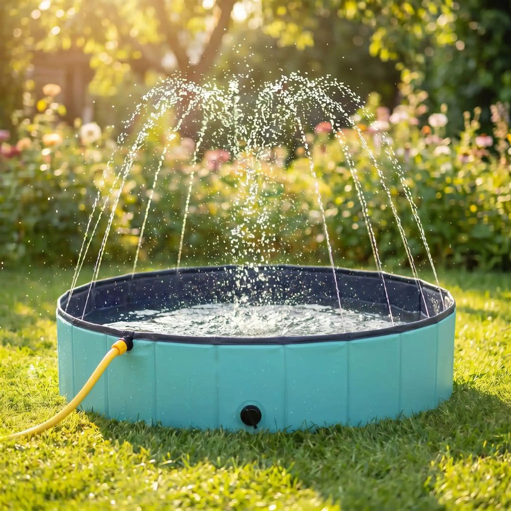 Piscine-rigide-pour-chien-chiot-avec- raccord universel au tuyau d'arrosage pour jets d'eau,rigide-vidange rapide et facile,pliable, transportable en panneaux de fibres rigides et naturels avec PVC ultra-résistant avec couche intérieure renforcée pour chien, fond antidérapant et résistant aux griffes-gros plan sur le piscine pour chien de 80 cm de diamètre pour petit et chien de moyenne taille de 0 à 15 kilos avec le raccord universel au tuyau d'arrosage pour actionné les muliples jets d'eau qui arrosent 