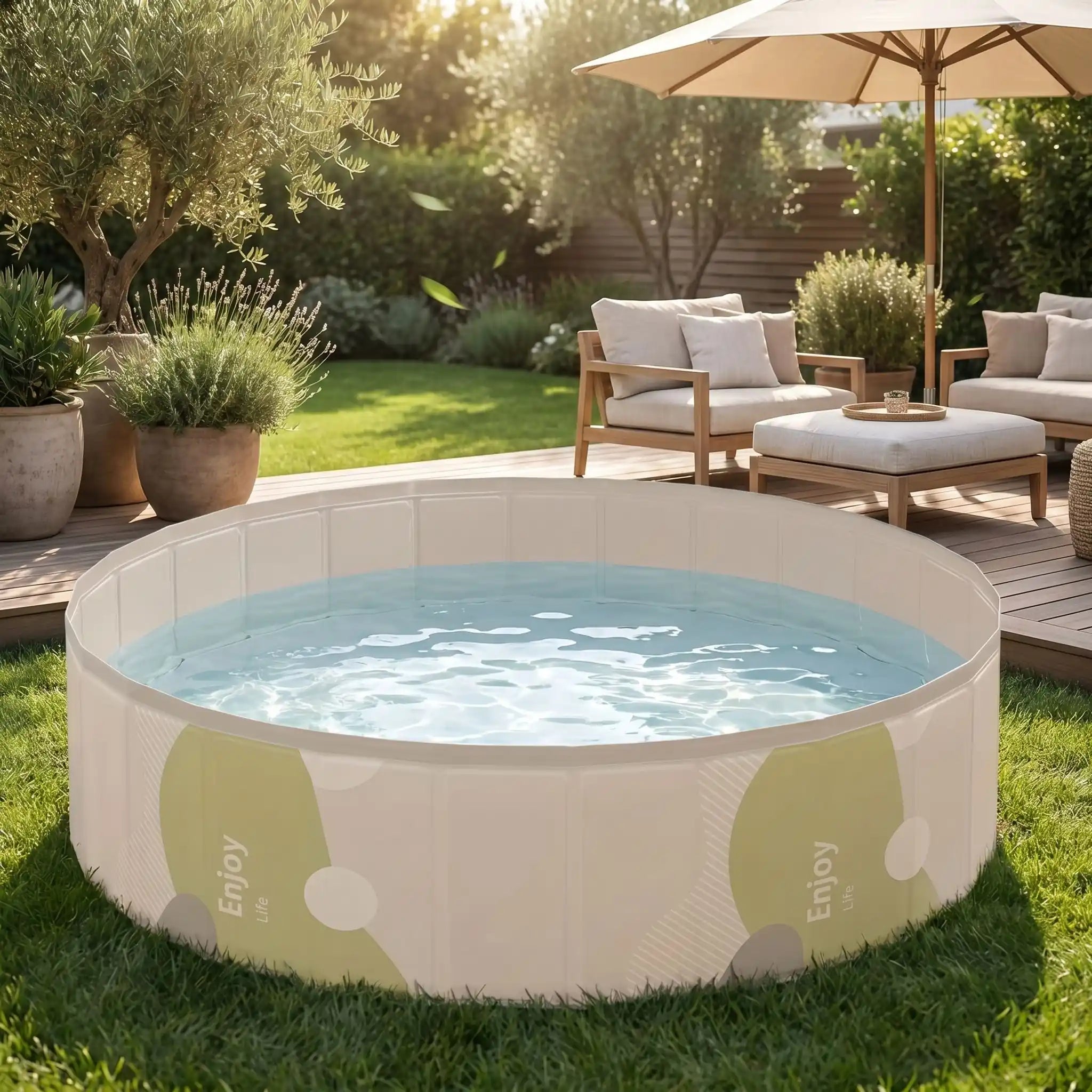 Piscines-pour-chiens-rigide en panneaux MDF robuste anti-affaissement, PVC sans produits toxiques , pliable et lavable de diamètre 80/100/120 cm et de 20/30 cm de hauteur étudié pour une entrée et sortie facile et sécurisé pour le chien avec bouchon de vidange pratique et rapide, polyvalente piscine à balle, bassin, baignoire pour toilettage-gros plan sur la piscine pour chien et chiot de couleur beige et verte dans le jardin pour chien de petite à grande taille jusqu'à 45 kg max