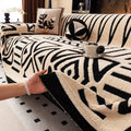 Protection-canape-chien-chiot-plaid chaud et épais, antidérapant et coutures solides, lavable en machine à laver avec design déométrique moderne pour couvrir et protéger le canapé, lit ou mobilier des poils et tâches des chiens, écoresponsable et résistantes aux griffes-gros plan sur la protection canapé chien de couleur blanc cassé et motif noir sur le canapé du salon 
