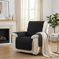 Protection-pour-fauteuil et accoudoir chien-impermeable-4-couches et rembourrage 100% coton, légère et universelle pour fauteuil classique, inclinable ou relax ,lavable en machine, résistant aux griffes et tâches, anti bave et accidents, réversible avec sangles élastiques pour le dossier et 3 pans séparés- photo du modèle de couleur noir sur un fauteuil avec accoudoirs protégés dans le salon de l'appartement 