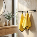 Serviette-pour-chien-chiot-lot-de-2 en microfibre, ultra-absorbante, ultra-douce pour une utilisation polyvalente, bain, toilettage, sortie, disponible en 2 taille pour chien de petite à grande taille-gros plan sur le lot de 2 serviettes pour chien accrochées dans la salle de bain