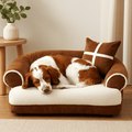 Sofa-chien-taille-L-un Épagneul Breton qui se repose en boule pour s'endormir paisiblement dans son canapé lit avec traversin 180° et coussin décoratif au rembourrage 100% coton haute densité déhoussable et lavable en machine, solide et résistant aux griffes dans le salon de la maison