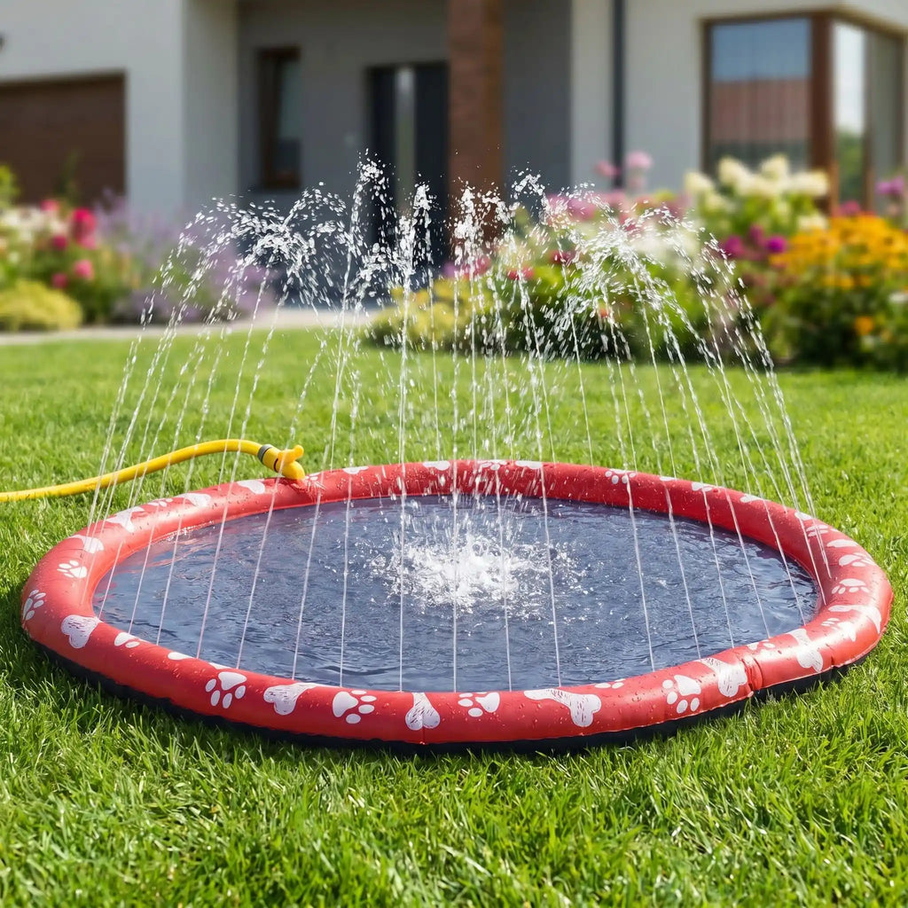 Tapis-d-eau-pour-chien-avec-jet-d-eau, installation immédiate sans gonflage ni outil, se branche directement au tuyau d'arrosage et donne des jets de différentes hauteur selon le réglage d'ouverture du robinet d'eau, antidérapant, ultra-résistant aux griffes avec PVC épaissi et motif mignon sur le boudin d'os et de pattes pour chien de couleur blanc-gros plan sur le tapis d'eau de couelur noir et rouge avec jets hauts en action, branché sur le tuyau d'arrosage du jardin de la maison 