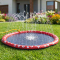 Tapis-d-eau-pour-chien-avec-jet-d-eau, installation immédiate sans gonflage ni outil, se branche directement au tuyau d'arrosage et donne des jets de différentes hauteur selon le réglage d'ouverture du robinet d'eau, antidérapant, ultra-résistant aux griffes avec PVC épaissi et motif mignon sur le boudin d'os et de pattes pour chien de couleur blanc-gros plan sur le tapis d'eau de couelur noir et rouge avec jets hauts en action, branché sur le tuyau d'arrosage du jardin de la maison 