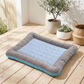 Tapis-pour-chien-rafraichissant-coussin-avec-rebord cylindrique rembourré 100% coton haute densité entourant et sécurisant avec matelas épais en coton respirant et surface soie glacée pour un effet rafraichissant instantané sans eau, sans électricité, écoresponsable, 100% imperméable, matériau hypoallergénique et naturel, lavable en machine-gros plan sur le tapis rafraichissant avec rebord 360° de couleur bleu en 3 tailles S, M et L pour chien et chiot de petite à moyenne taille