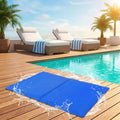 Tapis-pour-chien-rafraichissant-gel-garanti sans produits toxiques et sans danger, de couleur bleu, avec eponge ergonomique intérieur, gel composé de 98% d'eau, tissu extérieur résistant aux griffes et confortable pour la peau en nylon, pliable et transportable-utilisable comme couchage au sol, panier, voiture, niche, lit pour chiot et chien-4-tailles disponible en XS, S, M et L- gros plan sur le tapis rafraichissant de couleur bleu qui montre les effets rafraichissant immédiat au contact du corps du chien