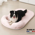 Tapis-pour-chien-rafraichissant-lavable-avec-coussin-repose-tête-ergonomique-un-rand-chien-couché-sur-le-ventre-sur-son-matelas-rafraichissant--les-pattes-posés-sur-l-oreiller-intégré-du-lit-rafraichissant-rose