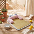 Tapis-rafraichissant-chien-petit-antidérapant, imperméable, résistant aux griffes, déhoussable et lavable avec traversin, antidérapant, matelas et coussin en U rembourré 100% coton haute densité ergonomique pour le cou, sécurisant pour les petites races de chien et chiots de 0 à 7 kilos maximum-gros plan sur le tapis rafraichissant avec son traversin ultra doux en peluche rose pour chiot et chien de petite taille, en rotin et rembourrage 100% coton haute densité, résistant aux griffes et morsures 