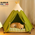 Tipi-pour-chien-chiot-design-un chiot qui dort en boule paisiblement dans son tipi avec son coussin avec housse à carreaux lavable en machine 