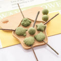 Boule comestible pour chat en différentes formes sur bâtonnet en bois avec texture verte