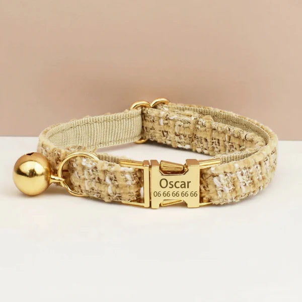 collier personnalisable pour chat en tweed beige avec clochette dorée et fermoir gravé