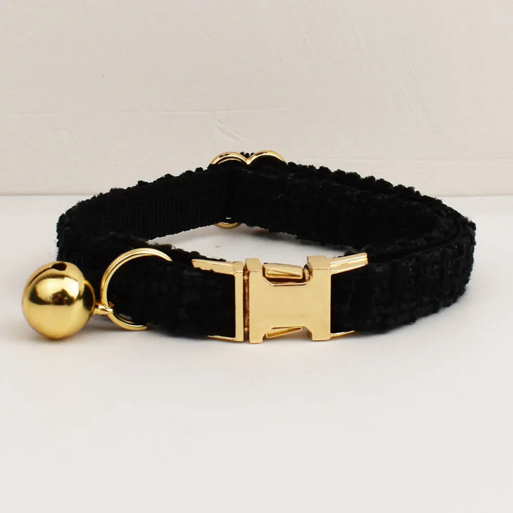 Collier personnalisable pour chat en velours noir avec boucle et grelot dore elegant Oscar et Plume