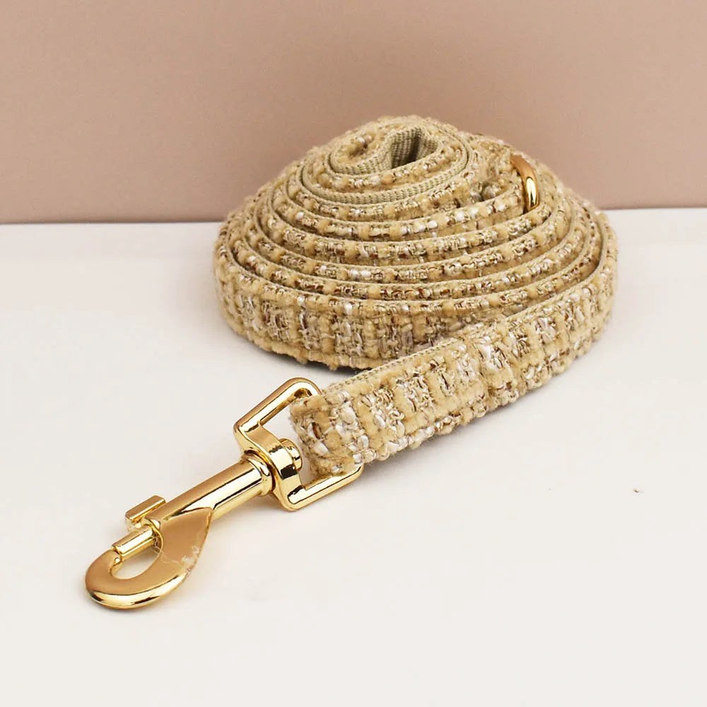 Laisse beige tressée avec mousqueton doré design élégant et collier personnalisable pour chat assorti