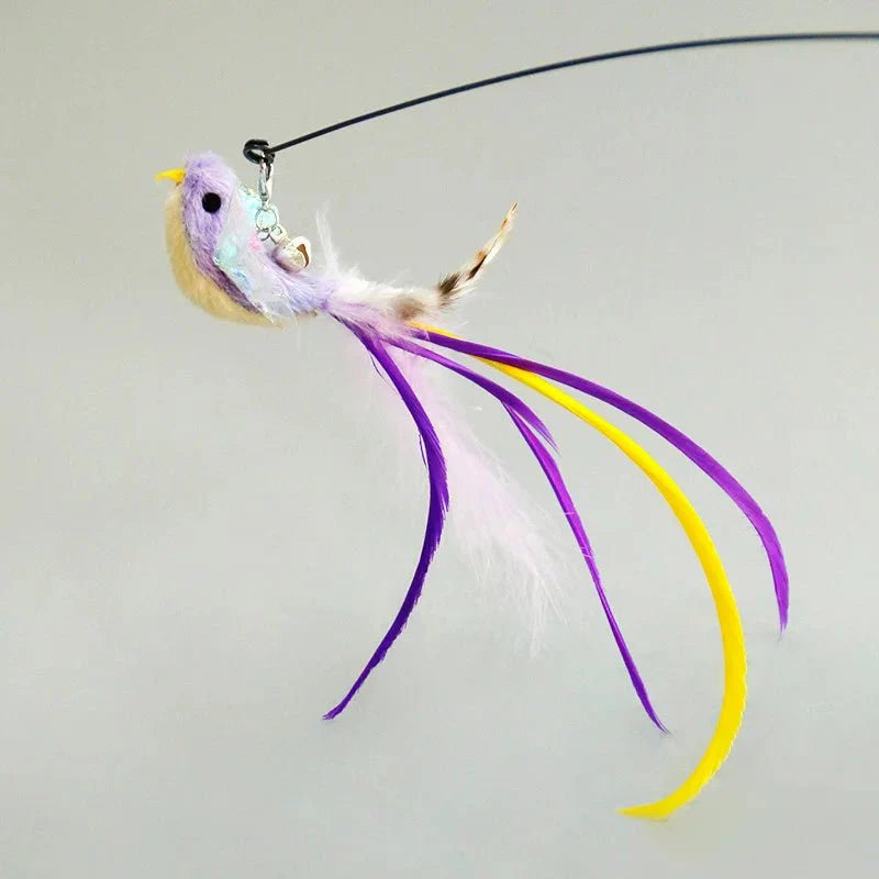Jouet baguette plume oiseau pour chat avec plumes colorées jaune et violet accroché à une tige noire