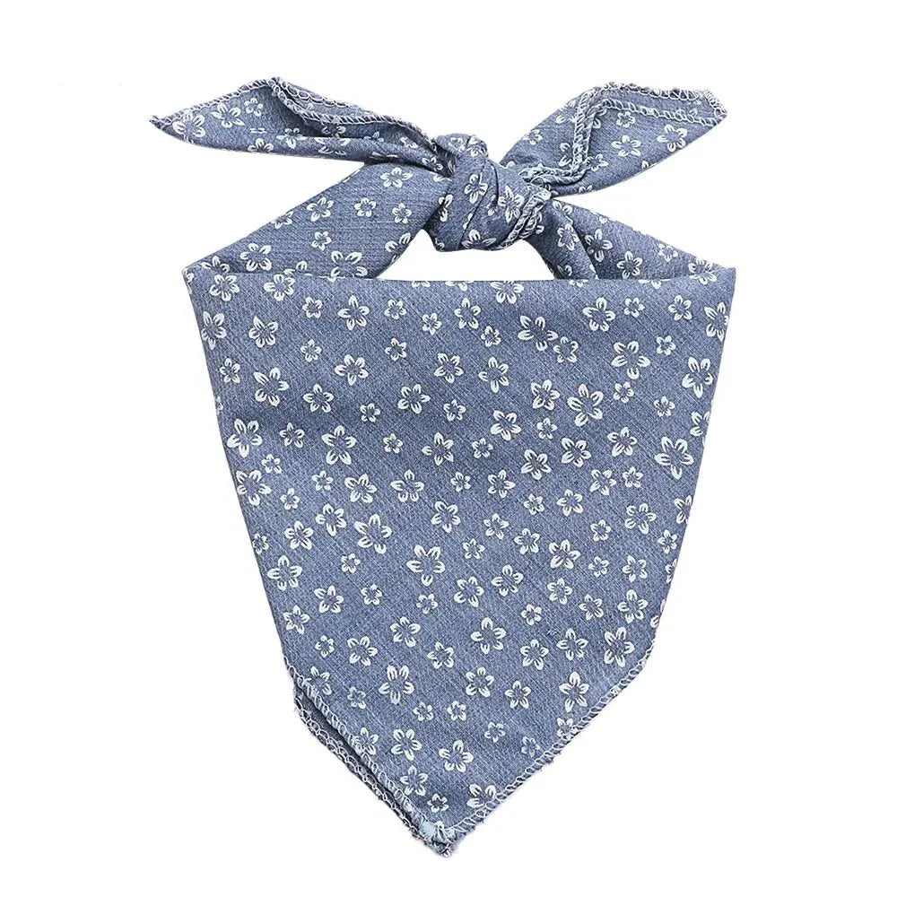 Bandana coton pour chien bleu avec motif floral blanc et nœud ajustable Oscar et Plume