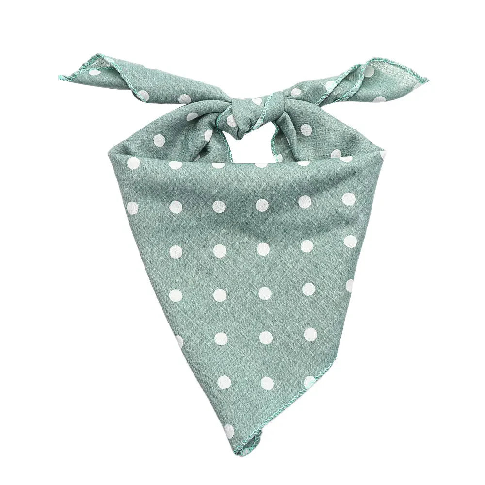 Bandana coton pour chien vert à pois blancs avec nœud décoratif de la marque Oscar et Plume