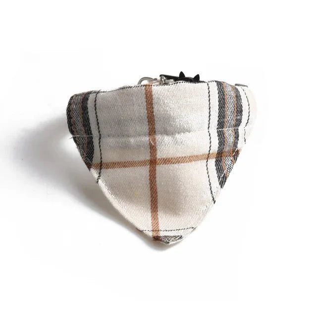 Bandana design carreaux pour chat de couleur crème avec lignes marron et noires par Oscar et Plume