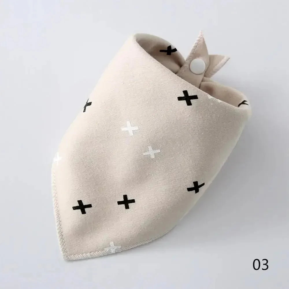 Bandana doux pour chien blanc cassé avec motifs croix noires et blanches de la marque Oscar et Plume