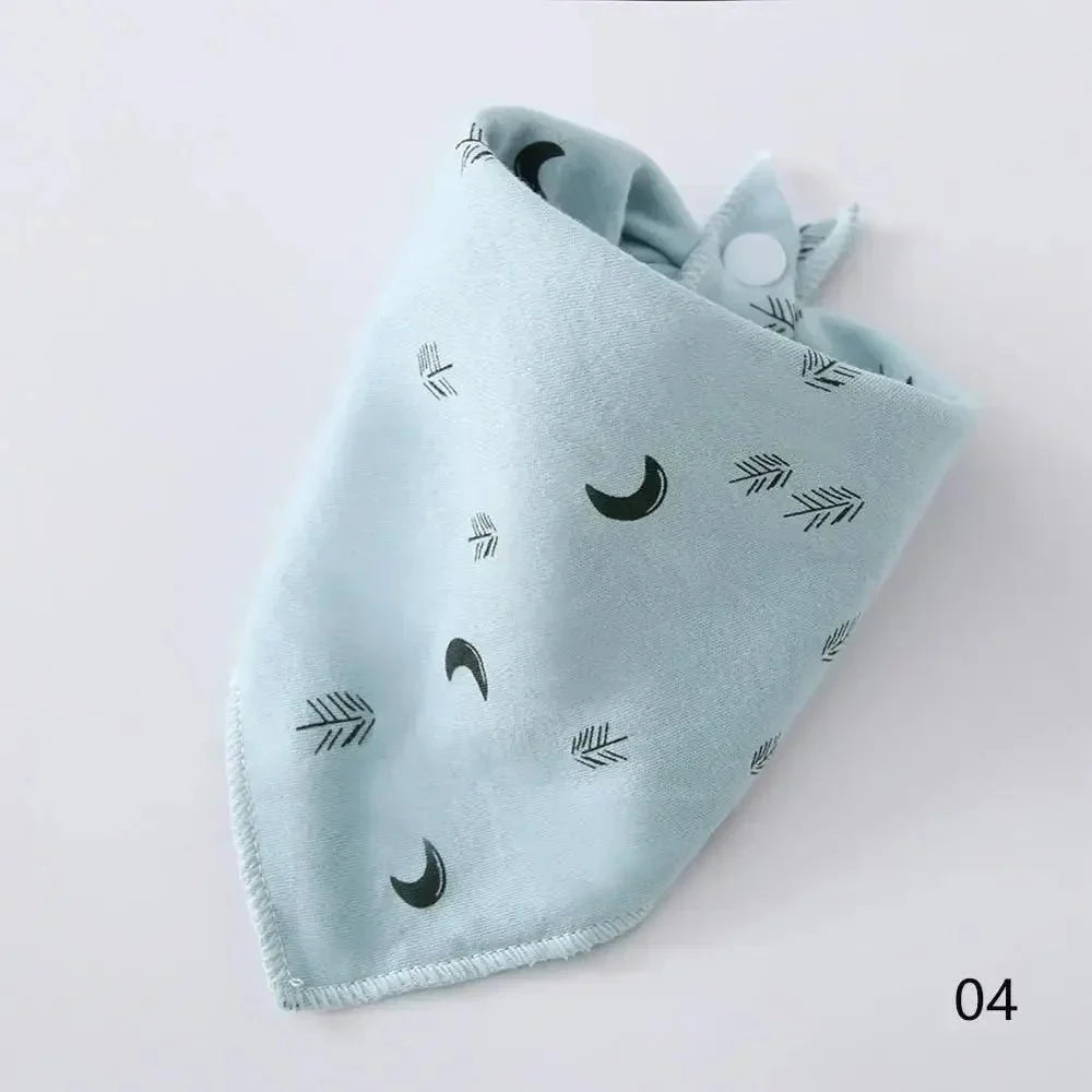 Bandana doux pour chien bleu clair avec motifs lune et flèche signé Oscar et Plume