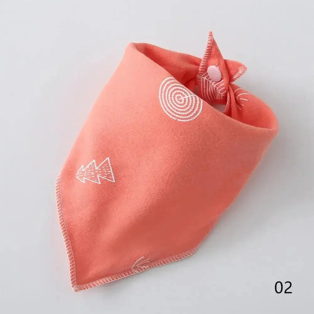 Bandana doux pour chien en tissu corail avec motifs blancs signée Oscar et Plume