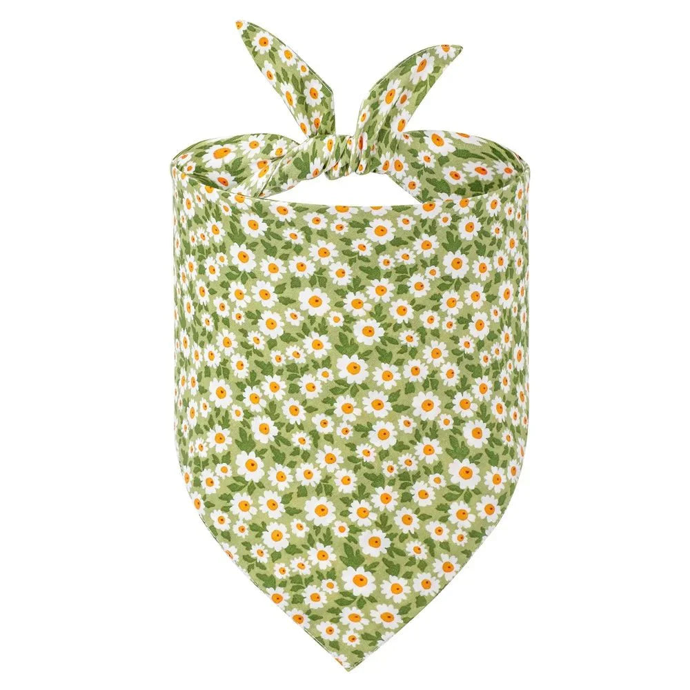 Bandana pour chien vert avec motif fleurs blanches jaunes noué style Oscar et Plume