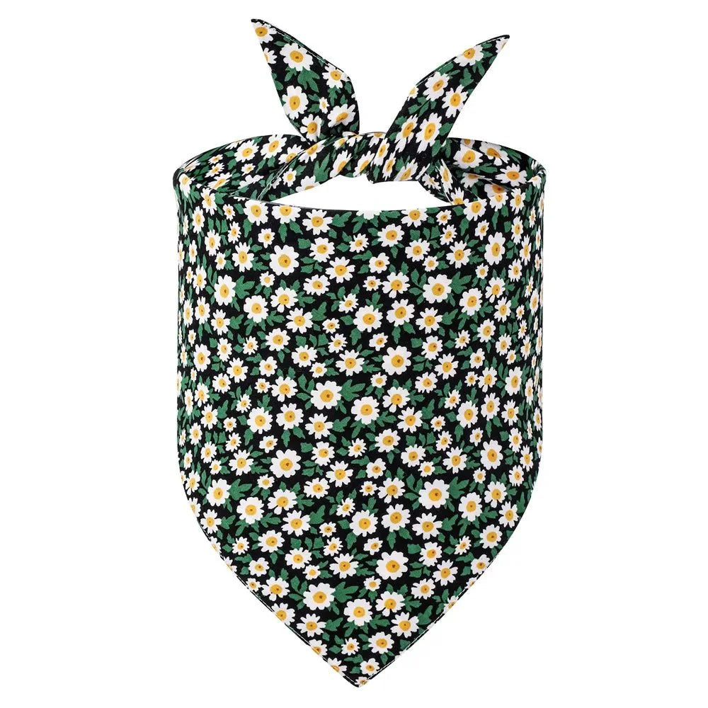 Bandana pour chien Oscar et Plume avec motif fleurs blanches jaunes sur fond vert foncé