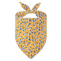 Bandana pour chien à fleurs jaunes et blanches avec fond bleu fabriqué par Oscar et Plume