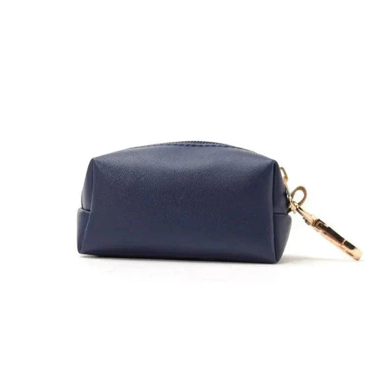 Distributeur sacs a crotte chien en simili cuir bleu marine avec attache métallique dorée