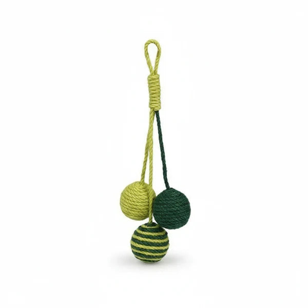 Boule à gratter pour chat Oscar et Plume composée de trois balles en corde verte et jaune