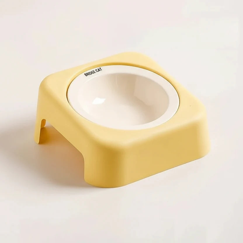 Gamelle pour chat et chien jaune avec design ergonomique et anti-glisse, idéale pour les animaux de compagnie