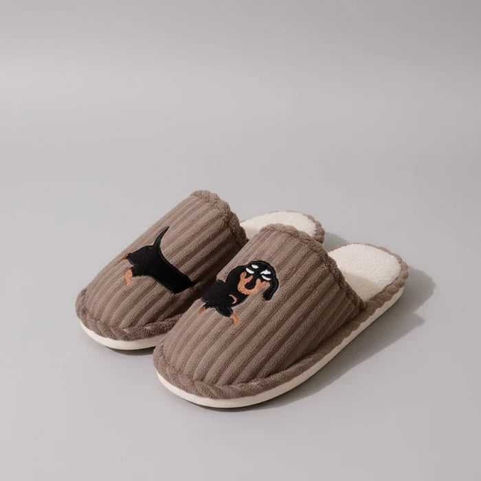 Chaussons motif chien teckel en beige avec dessin d'un teckel noir sur le devant