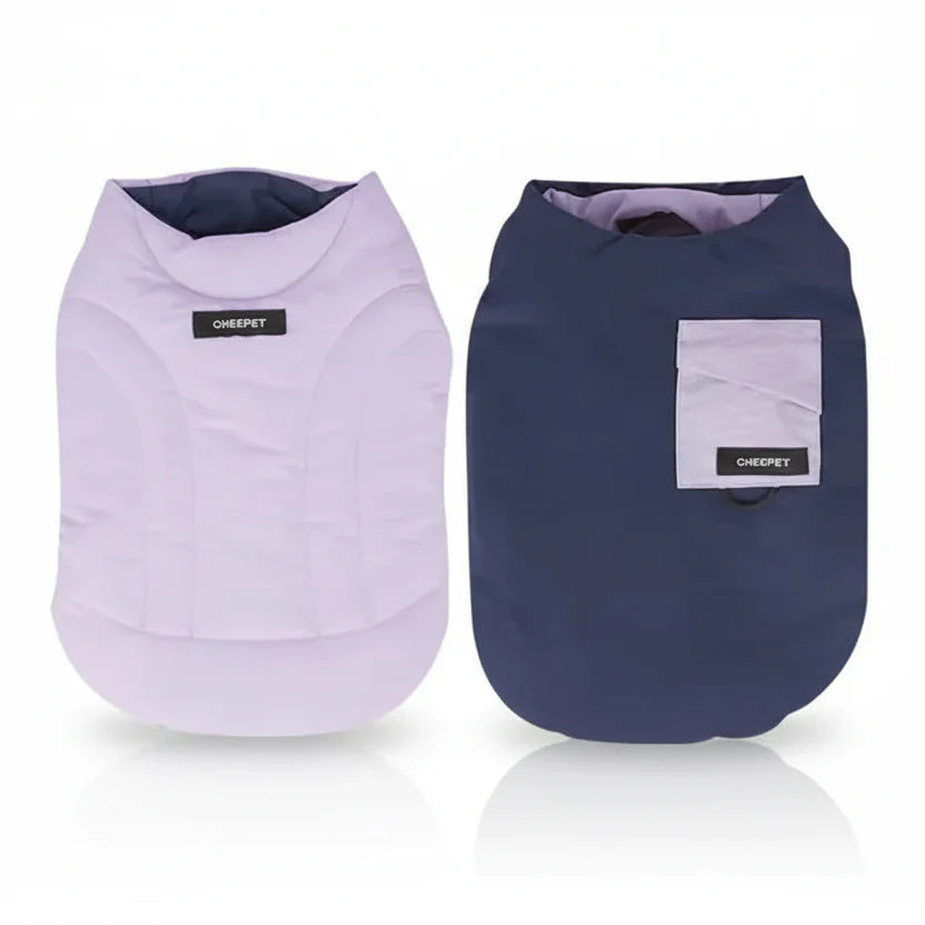Veste réversible pour teckel en violet et bleu marine, douce et légère pour le confort des chiens.