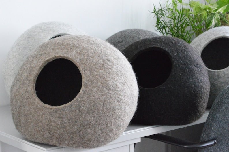 Cocon en laine feutrée pour chat - Panier confortable artisanal